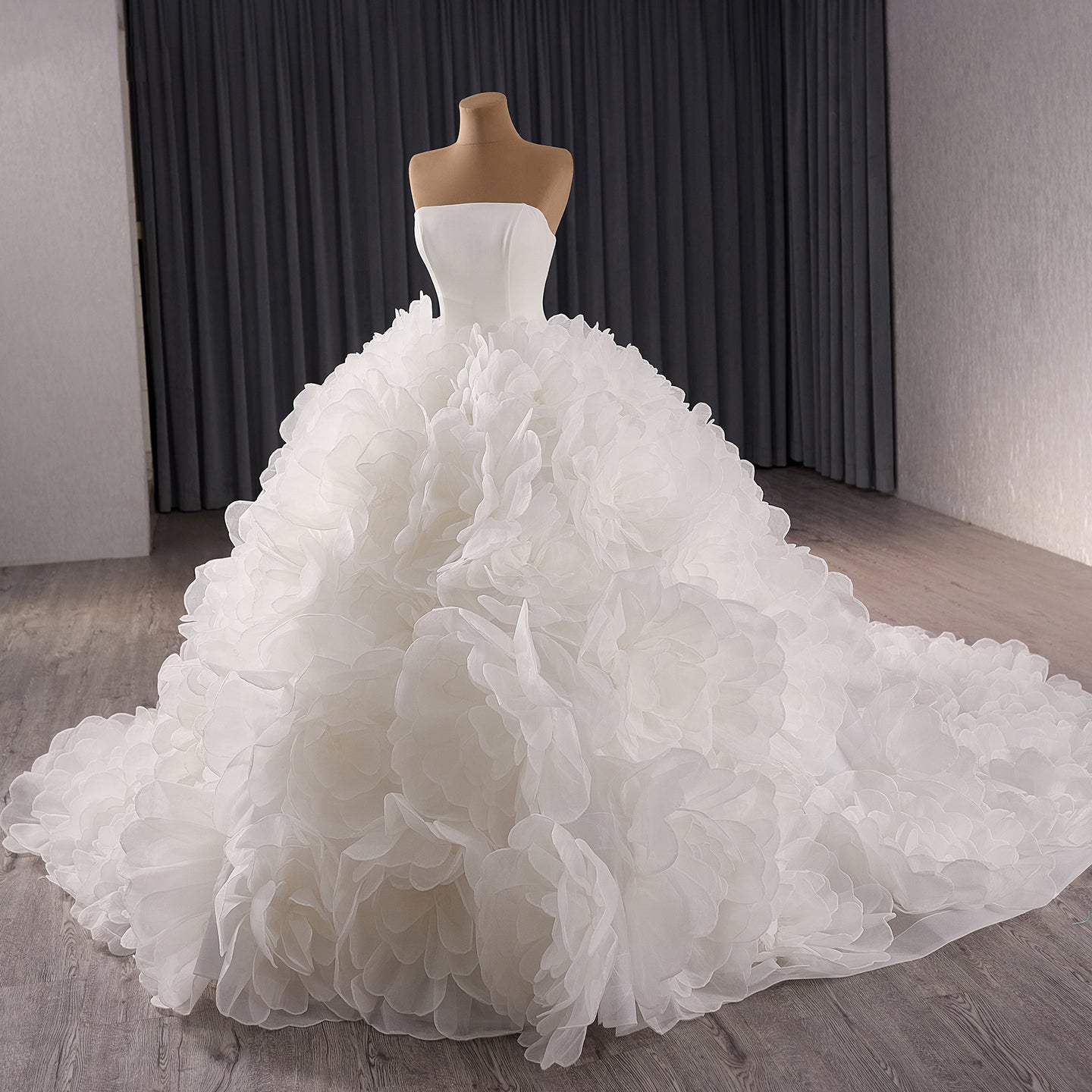 Luxury White Strapless 3D Floral Tulle Ball Gown HM241086